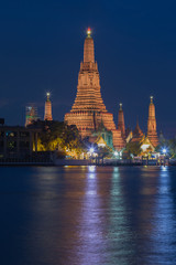 Fototapeta premium Twilight view of Wat Arun Temple , Bangkok, Thailand