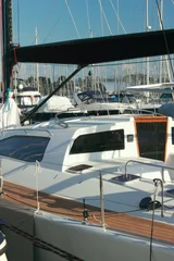 Cercles muraux Sports nautique yacht à voile élégant blanc moderne dans la marina