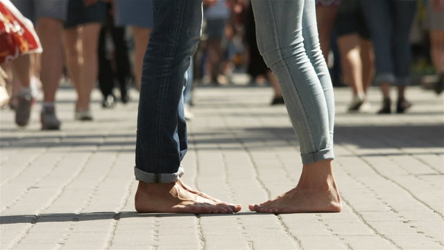 The pair of lover's legs video in the crowd stream