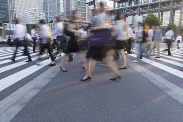 東京駅前　丸の内 大手町のビジネスマン イメージ（スローシャッター）