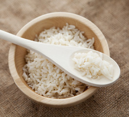 riz dans un bol en bois bambou