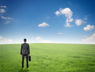 Mann steht in der Landschaft