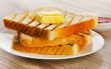 Slices of toast bread on a   plate