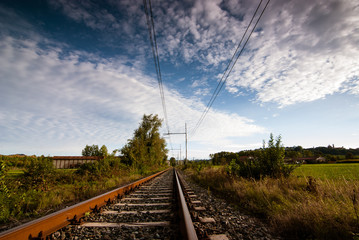 Fototapeta na wymiar Binari del treno in campagna