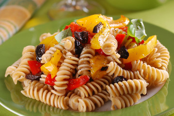 fusilli con peperoni arrostiti e olive nere