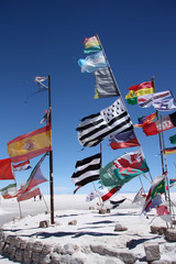 Obraz premium Flags in desert of Salar de Uyuni, Bolivia