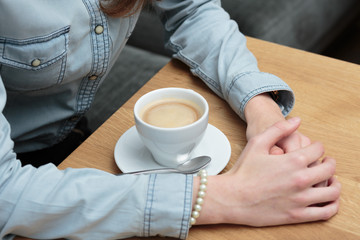 Fototapeta premium Kaffee vor Damenhände