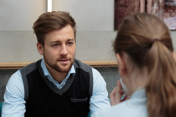 Vorstellungsgespräch Mann und Frau / neutral