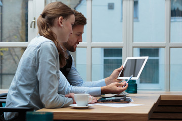 Geschäftsmann u Frau / Besprechung / zeigen auf Tablet / ernst