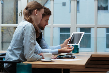 Geschäftsmann u Frau / Besprechung / zeigen auf Tablet / neutral