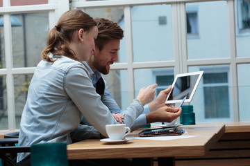 Geschäftsmann u Frau / Besprechung / zeigen auf Tablet / neutral