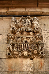 escudo heraldico tallado en piedra