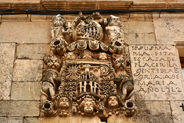 escudo heraldico tallado en piedra