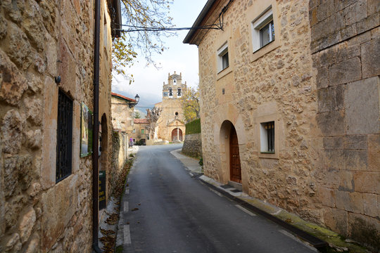 calle en pueblo tipico de burgos (pesquera de ebro)