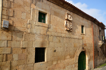 casa de piedra con escudo heraldico