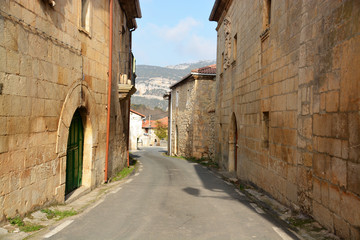 calle de pueblo tipico de montaña (pesquera de ebro)