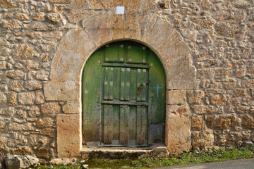 Fototapeta na wymiar puerta de madera en casa tipica de piedra