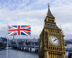 Fototapeta na wymiar London Composing Big Ben, Themse und Nationalflagge