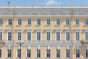 Obraz premium building front wall with repeting pattern of windows. st. peters