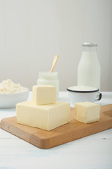 burro con latticini sullo sfondo