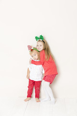 bub und mädchen mit weihnachtskopfschmuck