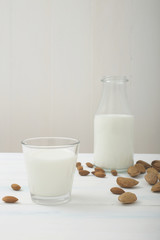 latte di mandorle in bicchiere