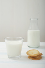 latte bicchiere di vetro su tavolo