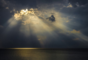 Fototapeta Raggi di luce sul mare attraverso le nuvole obraz
