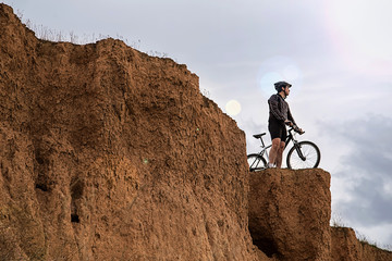 hombre con bici