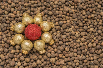 Christbaumkugeln auf Piment als Weihnachtshintergrund