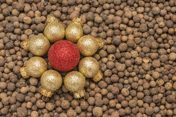 Christbaumkugeln auf Piment als Weihnachtshintergrund