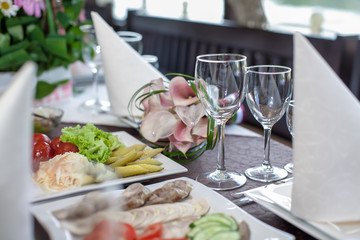 BANQUET TABLE