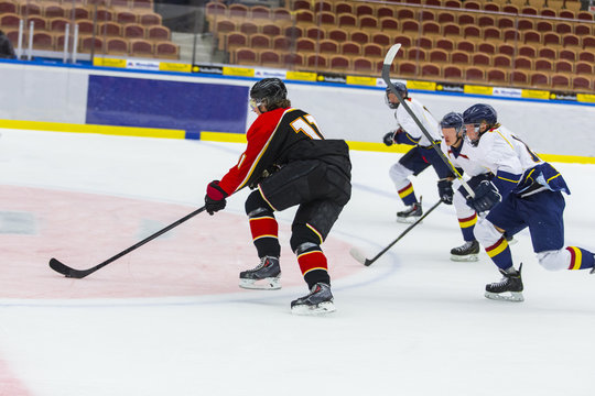 Ice Hockey - Player is being chased