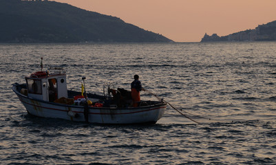 Fototapeta premium peschereccio al tramonto