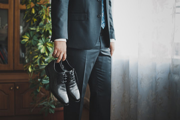 Shoes in hands 1326.