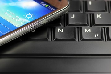 Handy auf Laptoptastatur