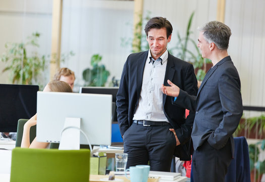 M&auml;nner im B&uuml;ro reden miteinander