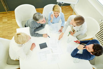 Team bespricht Strategie in einem Meeting
