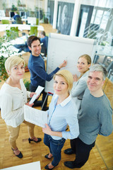Mitarbeiter im Team im Büro