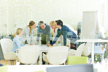 Team bei Zusammenarbeit im Büro