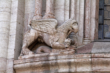 grifone e serpenti; abside del Duomo di Trento