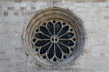 Fototapeta na wymiar rosone; fianco nord del Duomo di Trento