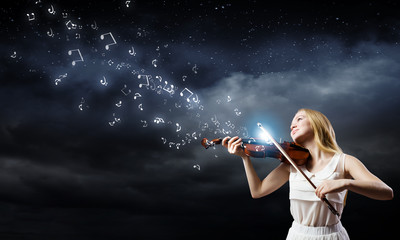 Woman violinist