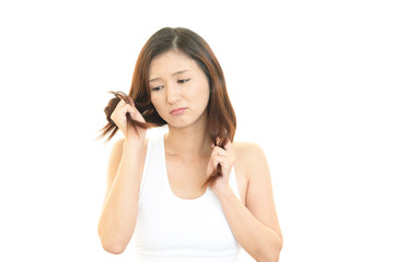 Fototapeta premium ヘアケアに不満な女性