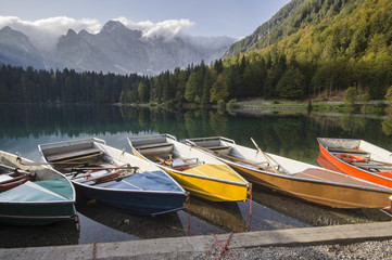 łodzie nad alpejskim jeziorkiem - obrazy, fototapety, plakaty