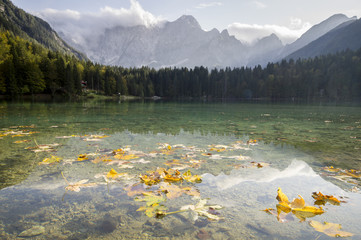 Jesień nad alpejskim jeziorem - obrazy, fototapety, plakaty