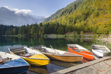 łodzie nad alpejskim jeziorkiem - obrazy, fototapety, plakaty