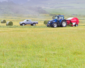 travaux des champs, fauchage mécanique, botteleuse
