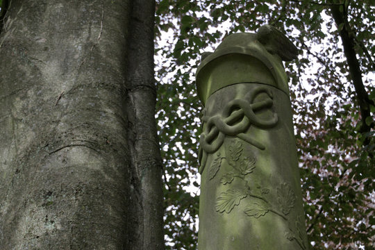 Grabs&auml;ule mit Fl&uuml;gelhelm und Hermesstab