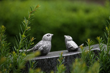 Vögelchen auf einem Grabstein